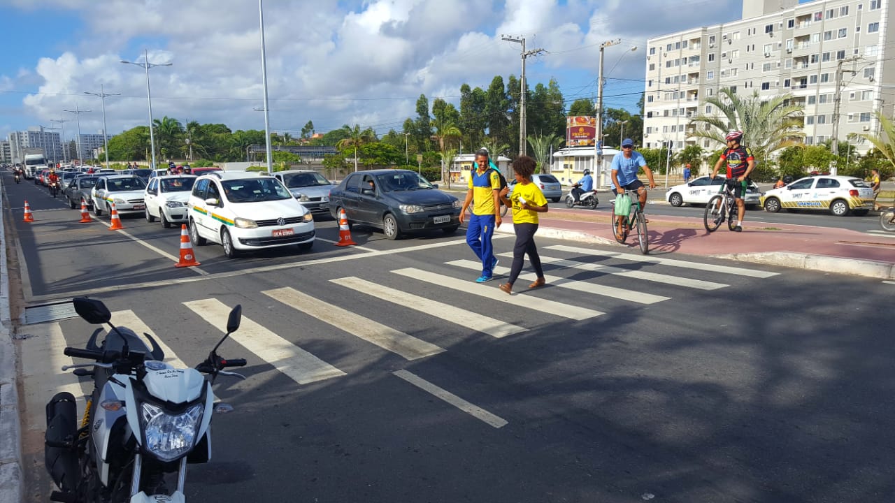 SMTT realiza blitz educativa na avenida Etelvino Alves de Lima - SMTT Aracaju